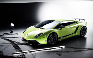 Green sports car dark room 8 - a spotlight free wallpaper