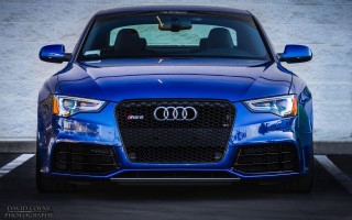 Blue car parking lot white 3 - a white wall behind free wallpaper