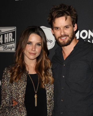 Man woman red carpet black - free motorcycles wallpaper