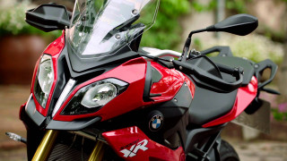 Motorcycle closeup driveway plant background - a plant in the background free wallpaper