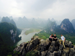 Three people rock valley river - ultra wide angle free wallpaper