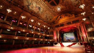 Auditorium stage chandelier performance red - a large auditorium free wallpaper