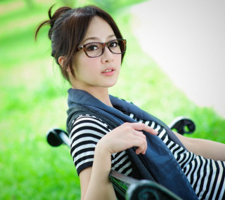 Woman glasses scarf bench park - chen lin free wallpaper for tablet