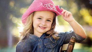 Little girl pink hat smiling - a pink hat free wallpaper for desktop