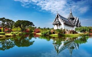 Large building tower lake boat - a large building free wallpaper