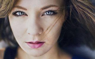 Woman blueeyes pinklips wind blurry - a pink lip free wallpaper