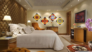 Bedroom with bed interior design 10 - gaudy free wallpaper