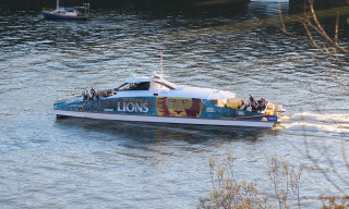 Boat lions water shoreline background - the water near a shore line free wallpaper