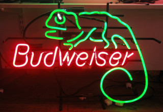 Budweiser neon sign lizard green - free neon wallpaper
