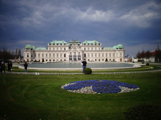 Large white building fountain blue - a large white building free wallpaper