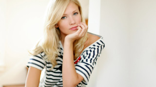 Woman leaning wall hand chin 3 - her chin free wallpaper