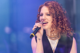 Woman red hair singing microphone 3 - bettina heinenayech free wallpaper