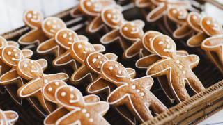 Basket cookies gingerbread men white - food photography free wallpaper