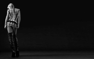 Woman dress boots dark room - a black backdrop free wallpaper