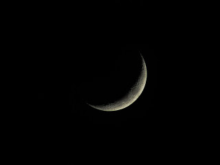 Crescent moon dark sky building - a crescent moon free wallpaper