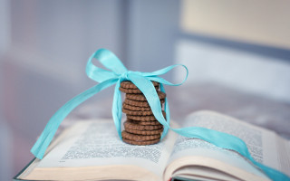 Cookies stack blue ribbon open - an open book free wallpaper