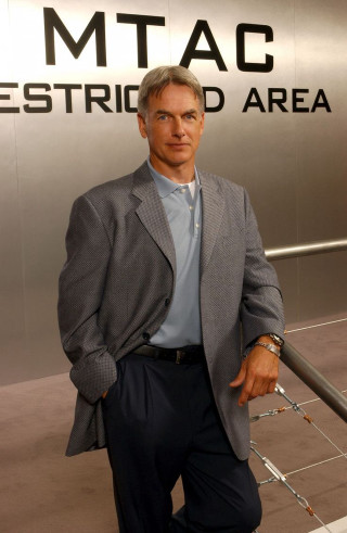 Man suit metal sign mtac - precisionism free wallpaper for mobile