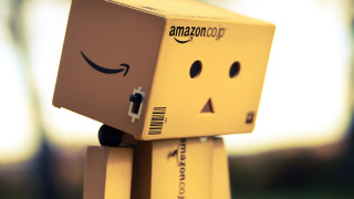 Yellow amazon box smiling face - robot free wallpaper