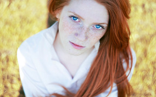 Woman freckles blue eyes field - freckle free wallpaper for desktop