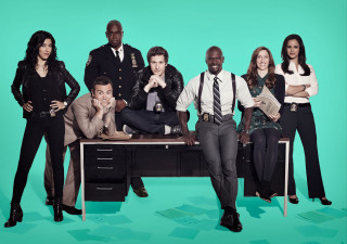 Group people posing desk green - a desk free wallpaper for desktop