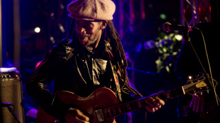 Man dreadlocks guitar dark room - free light wallpaper for desktop