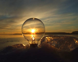 Light bulb rock ocean sunset - ambient light free wallpaper