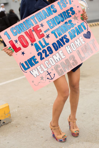 Woman holding sign says love - love free wallpaper for mobile