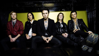 Men bench yellow walls room - a bench in a room free wallpaper