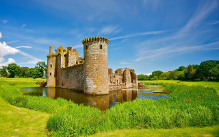 Castle lake green field medieval - david macaulay free wallpaper