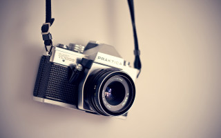 Camera black cord wall white - a black strap free wallpaper