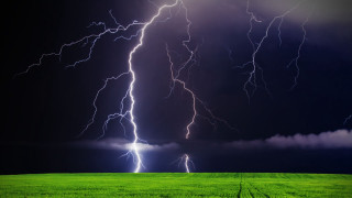 Storm electricity grass mountain lightning - volumetric lightning free wallpaper