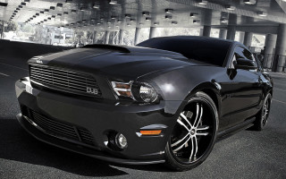 Black mustang parking lot building - a black mustang mustang free wallpaper