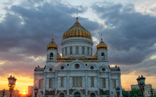 Large white building golden dome - a golden dome free wallpaper
