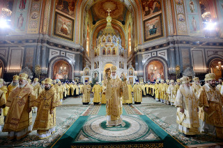 Large group yellow robes church - andrei rublev free wallpaper