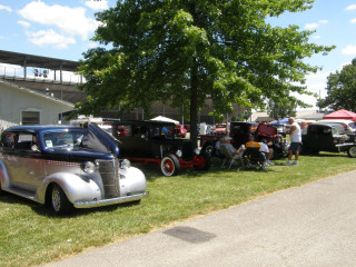 Antique cars parked road building - ed roth free wallpaper