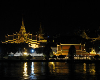 Large building night lights water - a large building free wallpaper