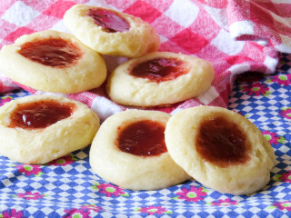 Cookies jam pile tablecloth checkered - a table cloth free wallpaper