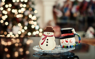 Snowmen christmas tree bokeh depthfield - a christmas tree free wallpaper