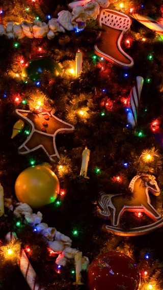 Christmas tree lights decorations gingerbread - a christmas tree free wallpaper for mobile