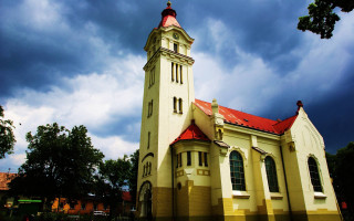 Church red roof cloudy sky - a building in the foreground free wallpaper