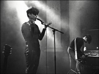 Man microphone stage stool performance - a stool free wallpaper for desktop