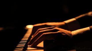 Hands playing piano dark light - a light shining free wallpaper
