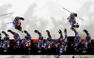 Ski stunt uniformed performers crowd - uniform free wallpaper for desktop