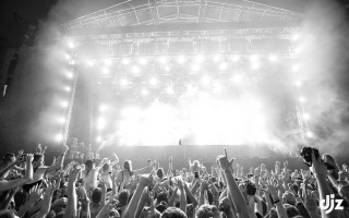Concert crowd hands air stage - epsylon point free wallpaper