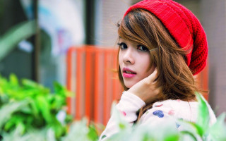 Woman red hat looking distance - she free wallpaper for desktop