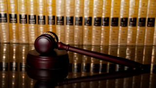 Judge gavel table law books - rendered free wallpaper