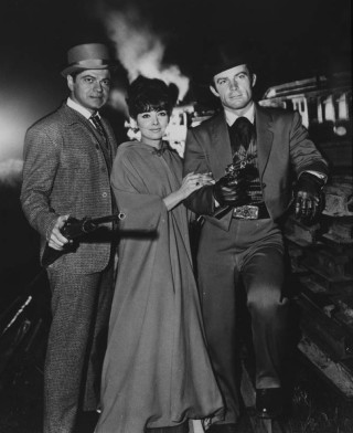 Man women train night smoke - a train free wallpaper for mobile