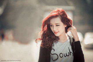 Woman red hair smiling street - a t free wallpaper