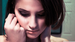 Woman hand head looking down - feminist free wallpaper