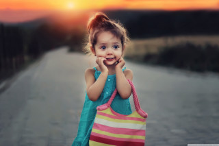 Little girl colorful bag road - a little girl holding free wallpaper